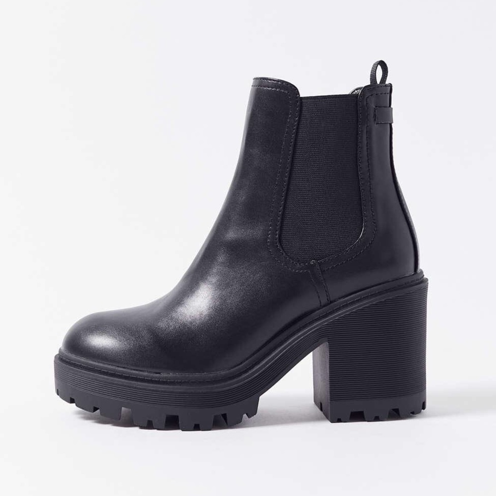 LAST ONE ⭐️ NWT Urban Outfitters Chloe Chelsea Timeless boot (7) - Picture 3 of 14